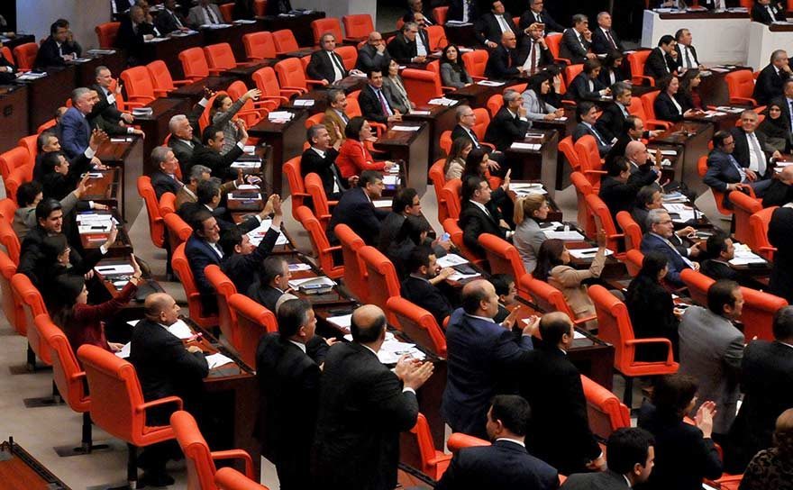 TBMM Genel Kurulunda, Türkiye Cumhuriyeti Anayasası'nda Değişiklik Yapılması Hakkında Kanun Teklifi üzerinde görüşmelerde, Başbakan Binali Yıldırım konuştu. Başbakanın konuşmasını bitirip salondan ayrılırken bazı CHP'li Milletvekilleri Başbakana el salladı. Fotoğraf: Zekeriya ALBAYRAK / SÖZCÜ
