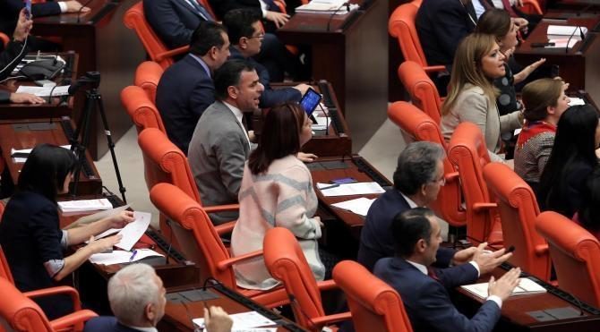 Bağımsız milletvekili Aylin Nazlıaka kendisini kürsüye kelepçeledi (6)