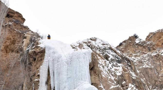 Genç dağcılar, buz tutan şelalelere tırmandı
