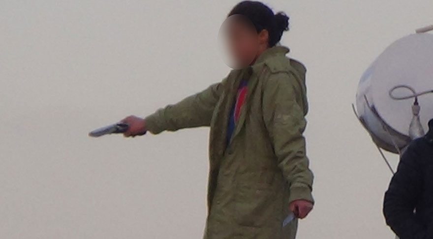 13 yaşındaki kız bir elinde silah bir elinde bıçakla intihara kalkıştı