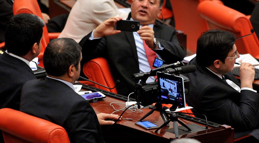 TBMM Genel Kurulunda, Türkiye Cumhuriyeti Anayasası'nda Değişiklik Yapılması Hakkında Kanun Teklifi üzerinde görüşmeler başladı. CHP İstanbul Milletvekili Ali Şeker Genel Kurulda oturdugu sıranın üzerine 3G sistemi ve profesyonel haber kameramanlarının kullandığı kamera ile yayın sistemi kurarak internet üzerinden canlı yayın yapıyor. (Zekeriya Albayrak)