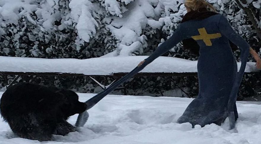 Biricik Suden, köpeğiyle karın tadını çıkardı