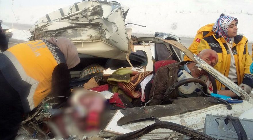 Afyonkarahisar’da korkunç kaza: 2 ölü, 2 yaralı