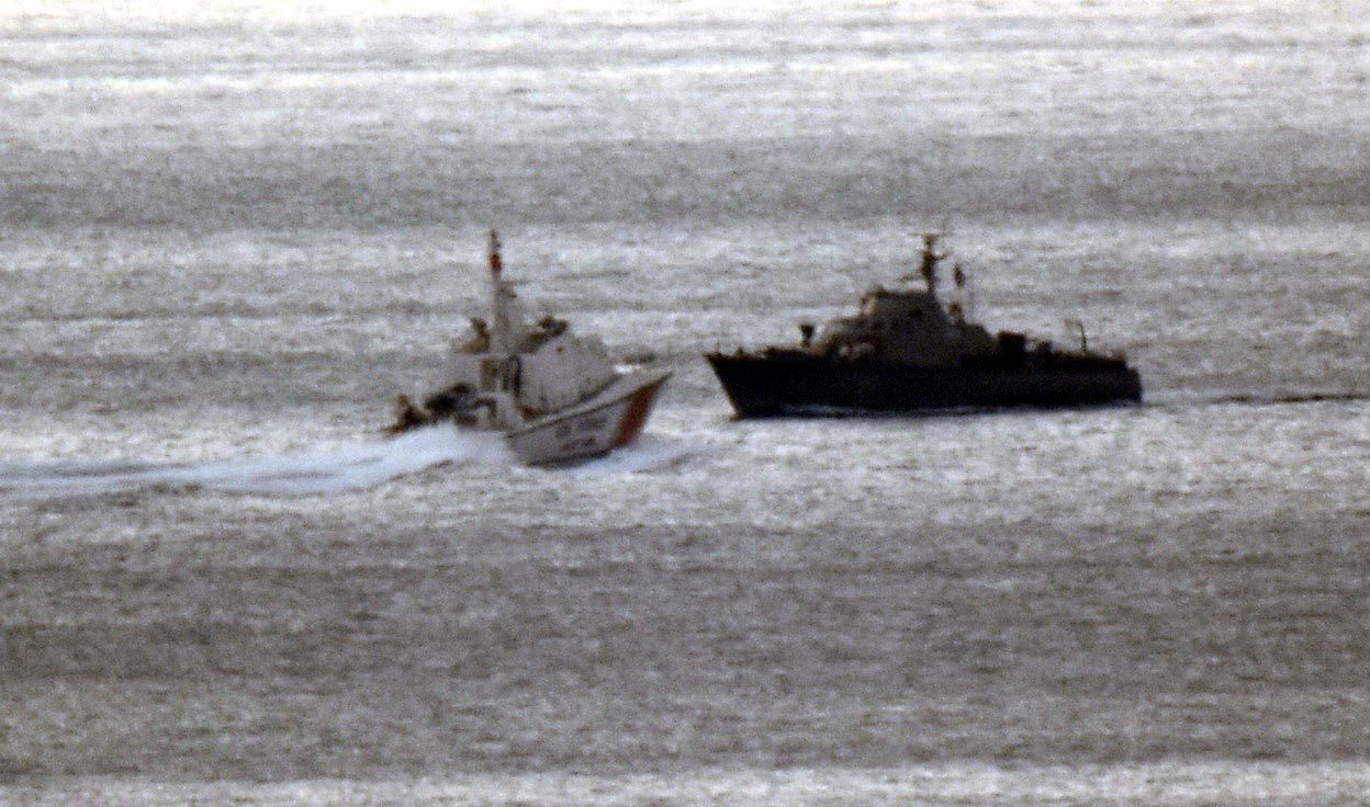 FOTO:DHÜ - Yunan botu, Genelkurmay Başkanı'nı da taşıyan botun önünü böyle kesmeye çalıştı.