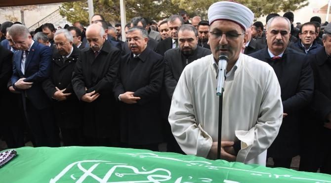 Bakan Yılmaz Sivas'ta cenazeye katıldı