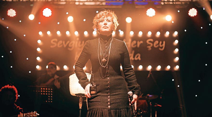 Hayranlarının Sevgililer Günü’nü kutladı