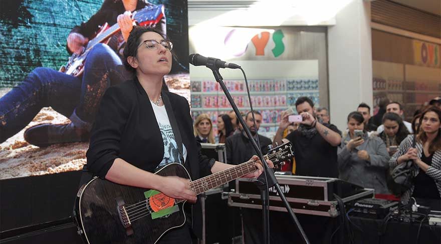 Sevgililir Günü’nde bir ağacın altında…