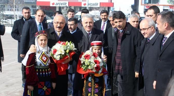 Bakanlar Arslan ve Elvan, Kars'ta STK temsilcileriyle buluştu (2)