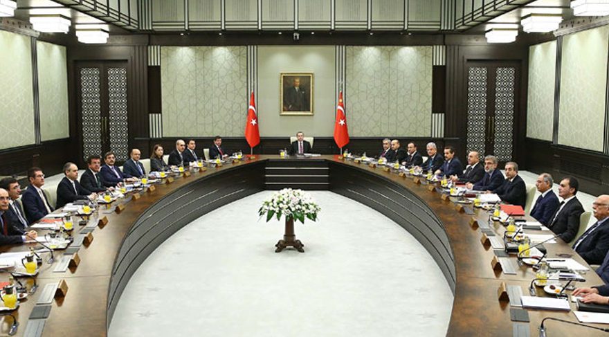KHK’daki son ihraçlara AKP’li yazarlar bile isyan etti