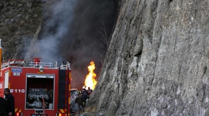 Borçka'da devrilen tanker alev alev yandı