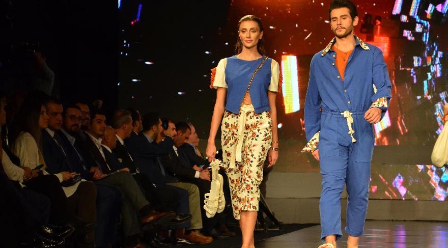 Özge Ulusoy podyumu büyüledi