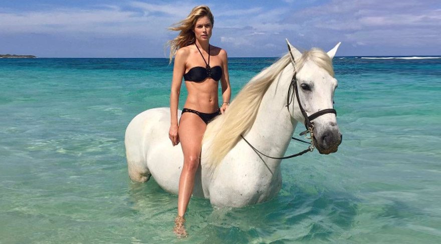 Doutzen Kroes, beyaz at üzerinde kusursuz bir fotoğraf paylaştı