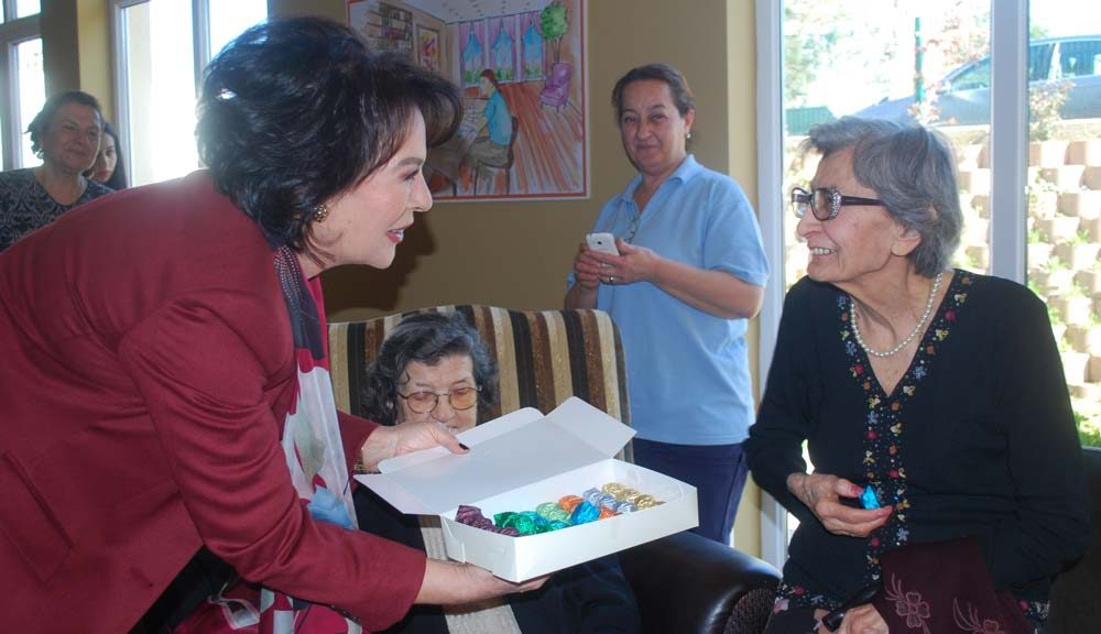Hülya Koçyiğit, huzurevi ziyareti yaptı