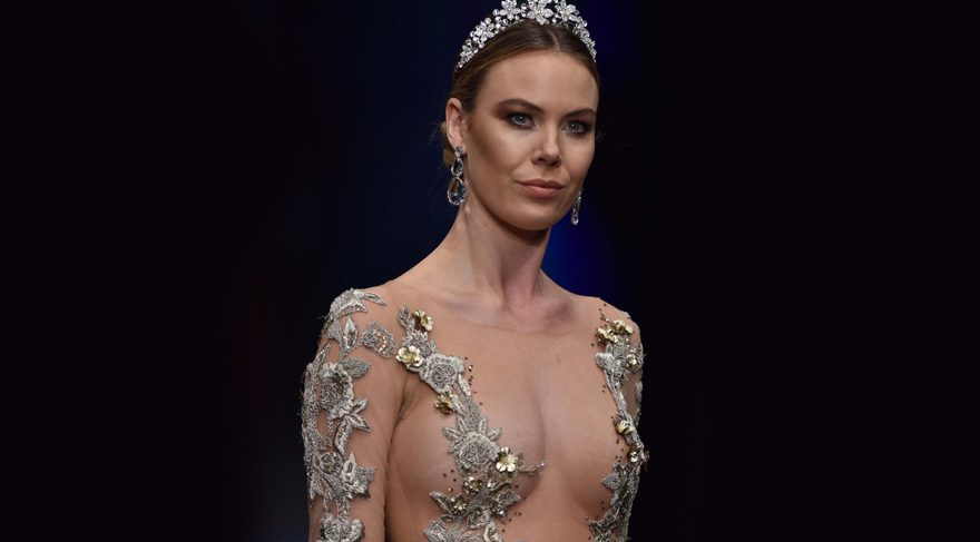 Moda şovuna transparan gelinlik damgası