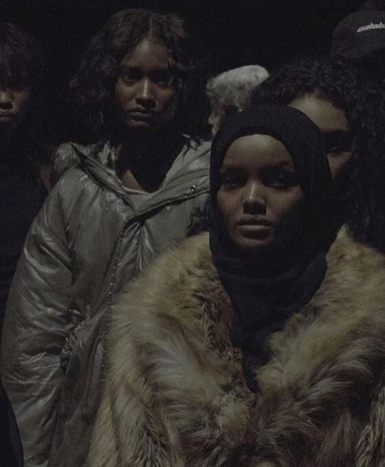Halima Aden Kanye West'in Yeezy defilesinde
