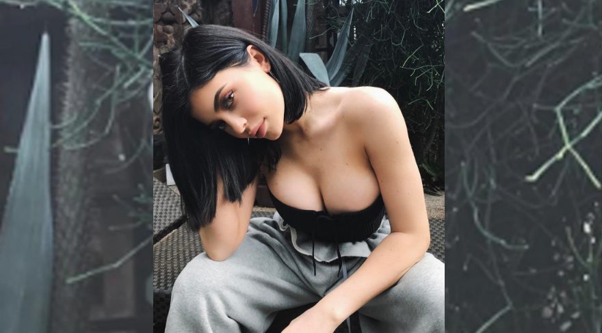 Kylie Jenner giyim koleksiyonundan birkaç parçayı görücüye çıkardı