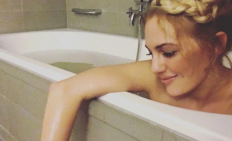 Meryem Uzerli, küvet pozuyla dikkat çekti
