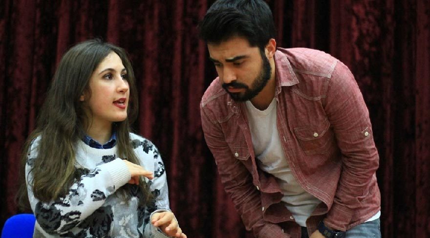 İşaret dili kursiyerlerinden tiyatro gösterisi