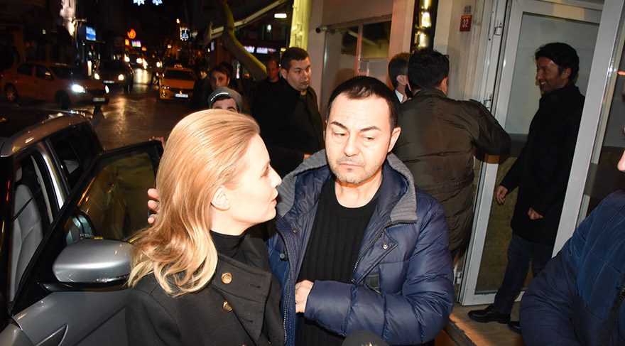 Serdar Ortaç, emniyet kemerini yine arkadan bağladı