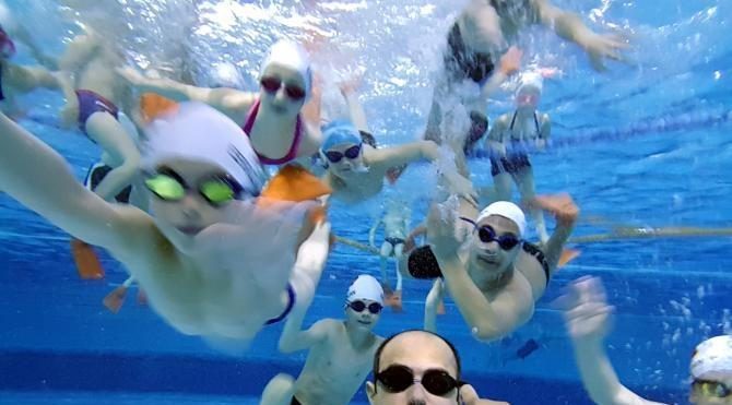Su altında öğrencilerle selfie