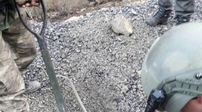 Hakkari'de yol kenarında 300 kiloluk patlayıcı bulundu