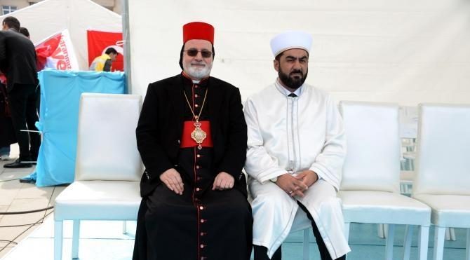 Erdoğan, Mardin'de 4 dilde pankartla karşılandı (1)