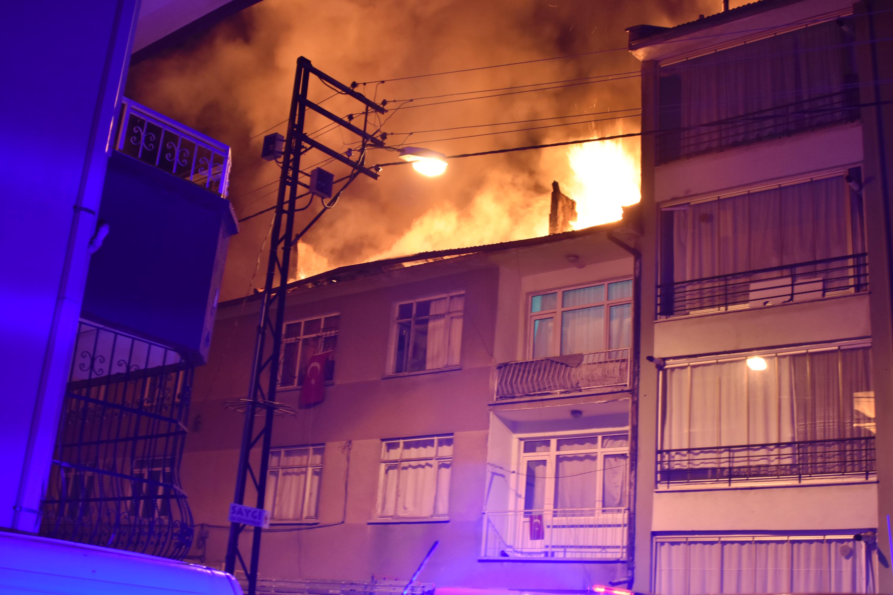Apartmanın çatısı alev alev yandı
