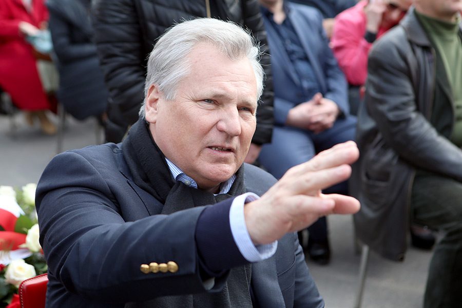 2000 yılında Polonya Cumhurbaşkanı Aleksander Kwaśniewski'ye Süleyman Demirel tarafından takdim edildi.