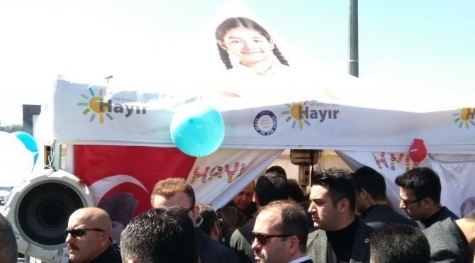 Cumhurbaşkanı Erdoğan, Sarıyer'de 'Hayır' standını ziyaret etti (2)