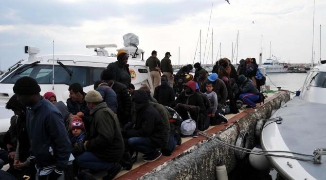 Ayvacık'ta 60 kaçak mülteci yakalandı