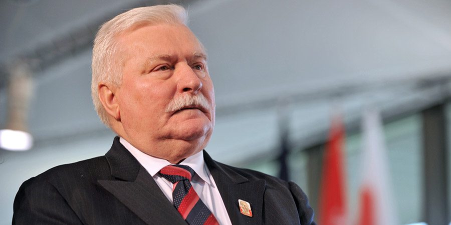 1994 yılında Polonya Cumhurbaşkanı Lech Wałęsa'ya Süleyman Demirel tarafından takdim edildi.
