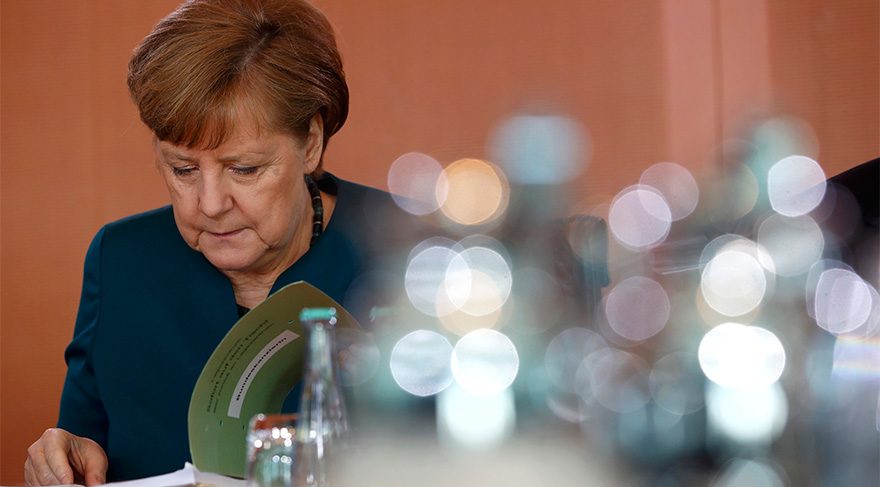 Merkel’den flaş açıklama: Referandumu beklemeliyiz