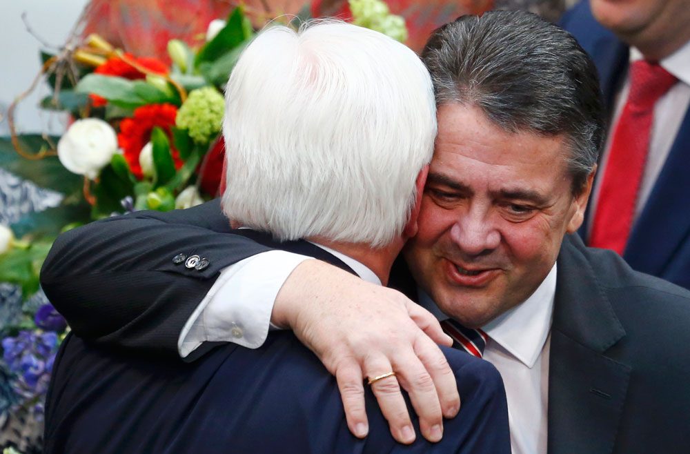 Steinmeier, kendisinden sonra göreve gelen Dışişleri Bakanı Sigmar Gabriel ile birlikte.