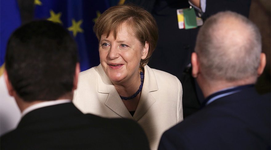 Almanya Başbakanı Merkel ilk seçimini kazanmayı bildi