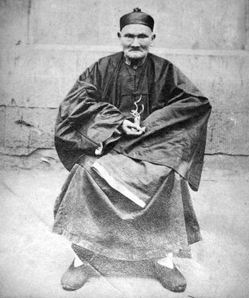 1930 tarihli New York Times makalesinde, Chengdu Üniversitesi profesörü 'Wu Chung-chieh', Li Ching-Yuen'i 1827 yılında 150'nci doğum gününde tebrik eden Çin İmparatorluğu hükümeti kayıtlarında keşfetti. Daha sonra bulduğu dökümanlar aynı adamın 1877 yılında 200'üncü doğum gününü tebrik ediyordu. 1928 yılında New York Times muhabiri Li'nin komşusu yaşlı erkeklerle görüştü ve pek çoğu Li'nin dedelerinin arkadaşı olduğunu söyledi.