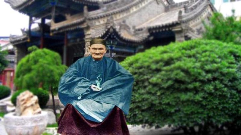 Çinli bir bitki bilimci, dövüş sporcusu ve taktik veren olan Li Ching-Yuen, 1736'da doğduğunu söylese de kayıtlarda 1677 olarak gözüküyor. Bu doğum tarihlerine göre 1933 yılında öldüğünde ya 197 ya da 256 yaşında olması gerekiyor. İki halde de dünyanın en çok yaşayan insanı. ‘Li Ching-Yuen 1677'de Chyi Jiang Hsie, Szechuan (Sichuan) köyünde doğmuş. Hayatının çoğunu dağların eteklerinde bitkiler toplayarak ve uzun yaşamın sırlarını araştırarak geçirdi.