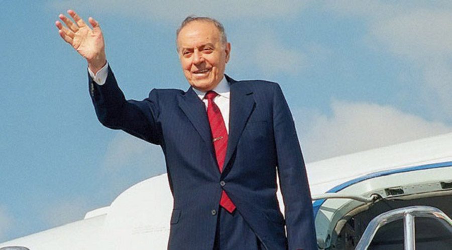 1997 yılında Azerbaycan Cumhurbaşkanı Haydar Aliyev'e Süleyman Demirel tarafından takdim edildi.