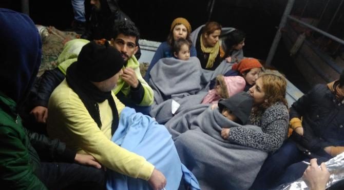 Motoru arızalanan bottaki 18 mülteciyi Sahil Güvenlik kurtardı