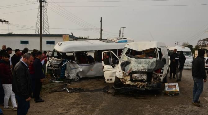 Adana'da 2 minibüs çarpıştı: 1 ölü, 18 yaralı