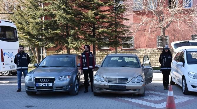 Gürcistan'dan getirdikleri lüks otomobilleri satan şebekeye operasyon