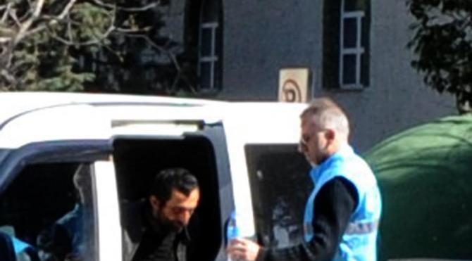 Polis, meslektaşlarını yaralayan şüpheliye su içirdi