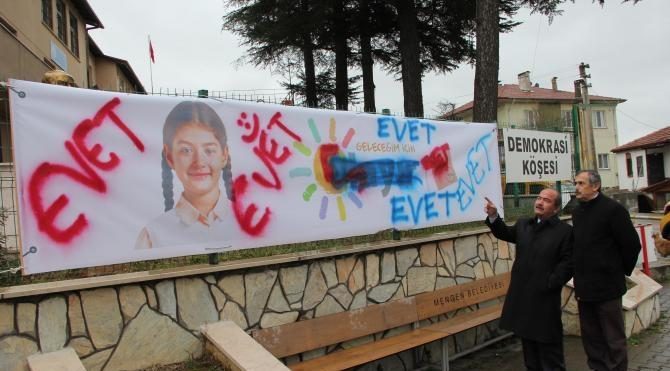 CHP'nin 'Hayır' afişinin tahrip edilmesi güvenlik kamerasında