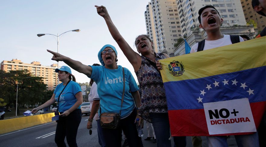 Venezuela Yüksek Mahkemesi darbe yaptı