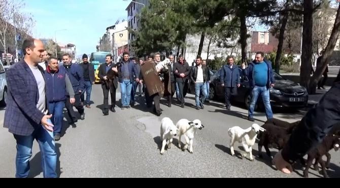 Türkücü Aydın Aydın, kepenek giydi, Bingöl sokaklarında türkü söyledi