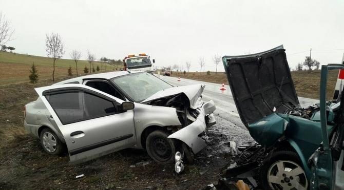 Konya'da otomobiller çarpıştı: 4 yaralı