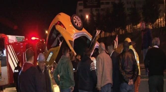 Taksi beton bariyerlere saplandı: 1 ölü, 2 yaralı