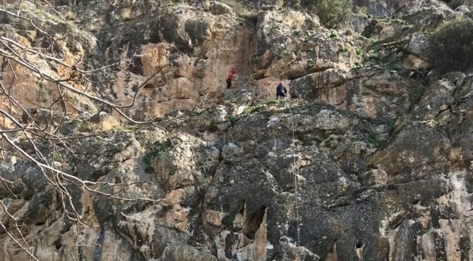 Kayalıklarda mahsur keçiyi itfaiye ekibi kurtardı
