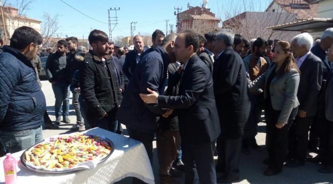 HDP'li vekiller nevruzda vurulan üniversiteli Kemal Kurkut'un mevlidine katıldı