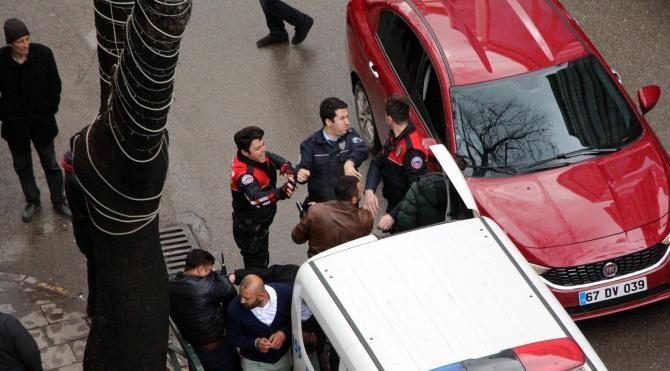 Zonguldak'ta polise direnen 3 kişi, gözaltına alındı