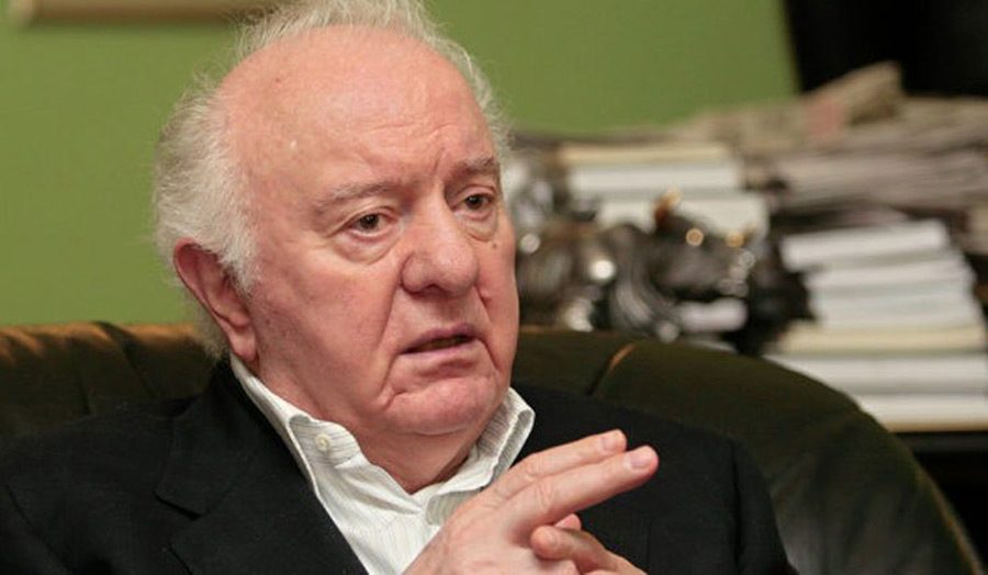 1999 yılında Gürcistan Cumhurbaşkanı Eduard Şevardnadze'ye Süleyman Demirel tarafından takdim edildi.